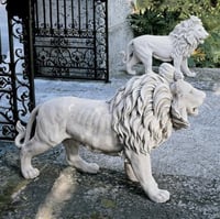 Design Toscano Left Regal Lion of Grisham Manor