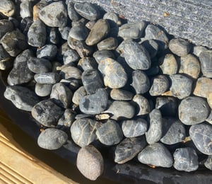25kg Polished Black Pebbles